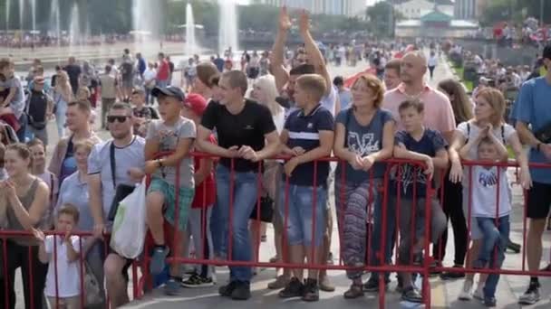 Jekaterinburg, Rusland-august, 2019: Folkemængde klapper i hænderne på sommerfestivalen. Gør noget. Crowd med unge på ferie eller koncert i storbyen på sommerdagen – Stock-video