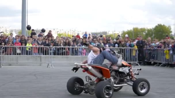 Jekatěrinburg, Rusko-srpen, 2019: Neuvěřitelný výkon na kole Quad. Akce. Nebezpečný výkon profesionálního atv ridera — Stock video