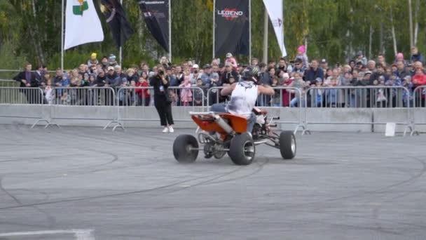 Ekaterimburgo, Rusia-agosto de 2019: Increíble rendimiento en una moto Quad. Acción. Rendimiento peligroso de un piloto profesional de ATV — Vídeo de stock