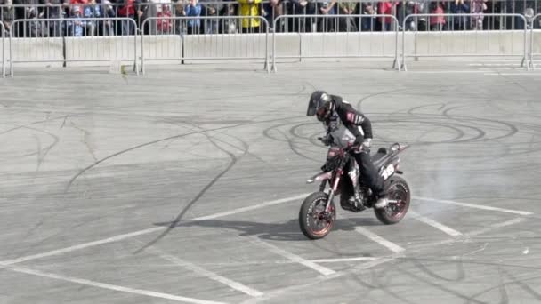 Ekaterimburgo, Rusia-agosto de 2019: Rendimiento peligroso de un corredor de motocicletas profesional. Acción. Rendimiento fascinante de un motociclista profesional — Vídeo de stock