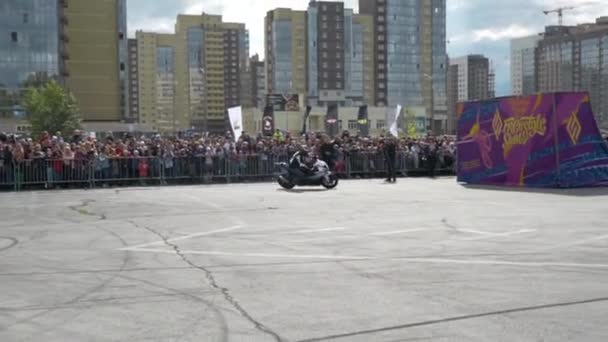 Jekaterinburg, Rusko-srpen, 2019: Nebezpečný výkon profesionálního motocyklového závodníka. Akce. Mesmerizing performance by a professional motorcyclist — Stock video