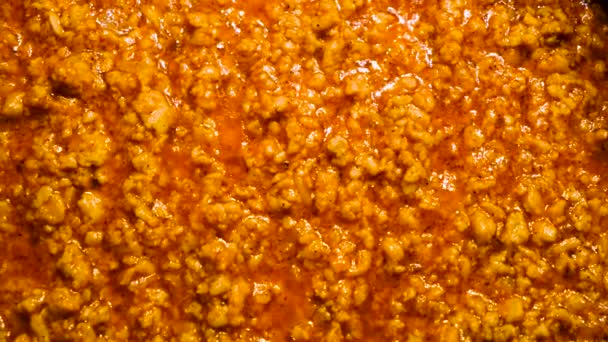 Zbliżenie sosu bolognese w patelni, foodporn. Koncepcja. Widok z góry pyszne mielone mięso przygotowywane na patelni. — Wideo stockowe
