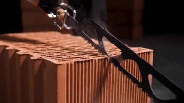 Küçük seramik bloklar için elektrikli kesme makinesini kapatın ve kesme işlemine başlayın. Stok görüntüleri. İşçi seramik blokları kesmek için otomatik testere kullanıyor.