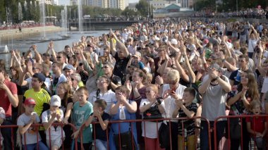 Yekaterinburg, Rusya-Ağustos 2019: Yaz festivalinde kalabalık ellerini çırptı. Başla. Tatilde ya da yaz günü büyük şehirde konserde olan gençlerle dolu bir kalabalık.