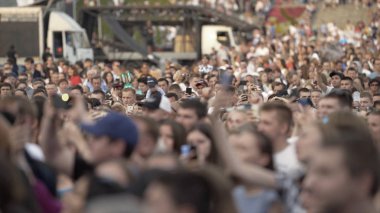 Yekaterinburg, Rusya-Ağustos 2019: Büyük bir kalabalık yaz günü konserde bekliyor. Başla. Şehir kutlamaları, yaz aylarında meydandaki kalabalıkla birlikte.