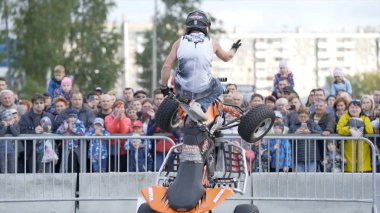 Yekaterinburg, Rusya-Ağustos 2019: Adam bir Dörtlü bisiklette halk içinde numaralar yapıyor. Başla. Ekstrem Dörtlü Bisiklet Gösterileri