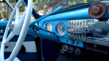 Eski model arabanın iç mekanı. Başla. Mavi bir retro arabanın güzel tasarımı. Arabanın içi.