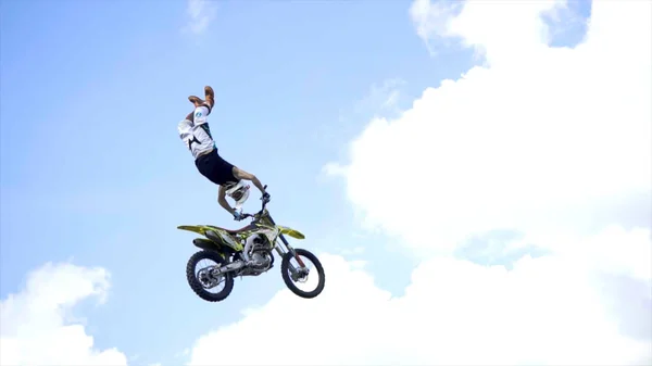 Ekaterimburgo, Rusia-agosto de 2019: Los motociclistas realizan acrobacias. Acción. Motociclistas profesionales realizan trucos desde trampolines sobre fondo de stands con gente y cielo azul — Foto de Stock