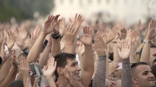 Yekaterinburg, Rússia-agosto de 2019: Grande multidão de pessoas está esperando no concerto no dia de verão. Acção. Celebração da cidade com a multidão de pessoas na praça com concerto em verão — Fotografia de Stock