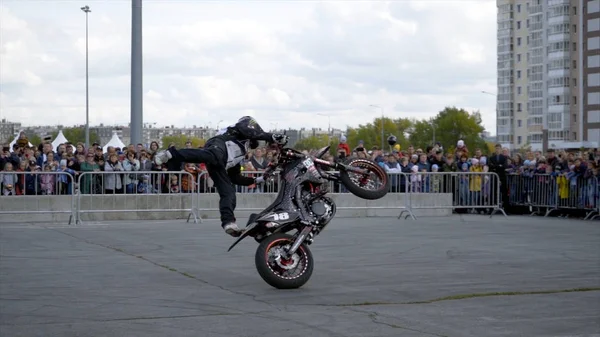 Jekatěrinburg, Rusko-srpen, 2019: Vystoupení motocyklisty na veřejnosti ve městě. Akce. Extrémní výkon na motorce. Zpomalený pohyb — Stock fotografie
