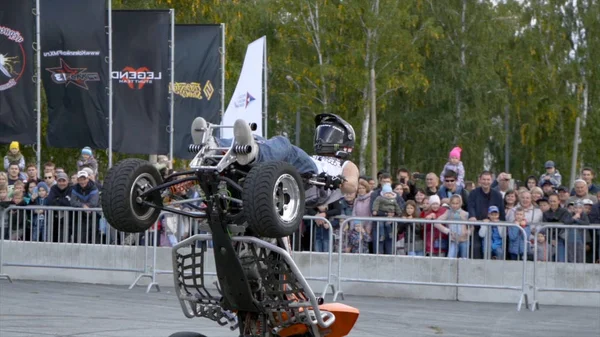 Yekaterinburg, Russia-agosto 2019: l'uomo fa trucchi su una moto Quad in pubblico. Azione. acrobazie estreme in quad — Foto Stock