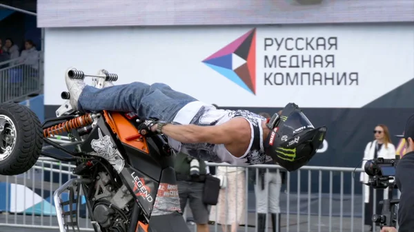 Ekaterimburgo, Rusia-agosto de 2019: El hombre realiza trucos en una bicicleta Quad en público. Acción. acrobacias extremas Quad bicicleta — Foto de Stock
