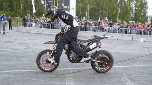 Yekaterinburg, Russia-August, 2019: Extreme performance on a motorcycle. Action. Professional performance of motorcycle stunts at a city event — Stock Photo, Image