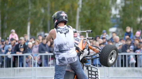 Yekaterinburg, Russia-agosto 2019: l'uomo fa trucchi su una moto Quad in pubblico. Azione. acrobazie estreme in quad — Foto Stock