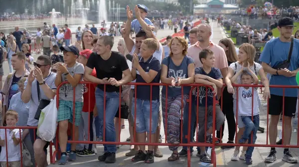 Yekaterinburg,ロシア- 8月2019:夏祭りには大勢の人が拍手を送ります。行動だ夏の日に大都市での休日やコンサートで若者と群衆 — ストック写真