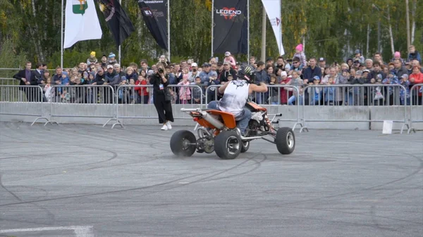 Jekatěrinburg, Rusko-srpen, 2019: Muž předvádí triky na čtyřkolce na veřejnosti. Akce. Extrémní čtyřkolky kaskadérské — Stock fotografie