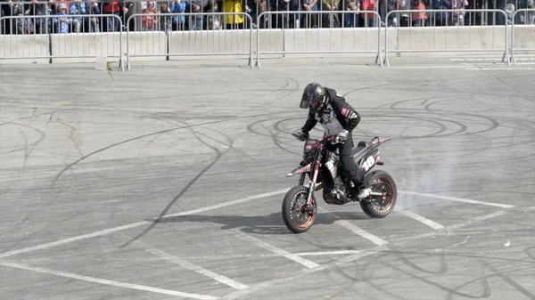 Jekaterinburg, Russia-August, 2019: Extrem prestanda på motorcykel. Börja. Professionell prestanda motorcykel stunts på ett stadsevenemang — Stockfoto