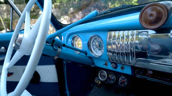 Vintage retro carro interior. Acção. Belo design de um carro retro azul. Interior do carro — Fotografia de Stock