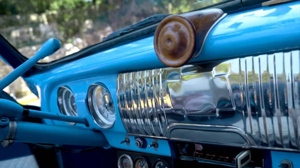 Vintage retro carro interior. Acção. Belo design de um carro retro azul. Interior do carro — Fotografia de Stock