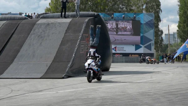 Yekaterinburg, Rusland-augustus 2019: Gevaarlijke prestatie van een professionele motorcoureur. Actie. Mesmerizing prestaties door een professionele motorrijder — Stockfoto