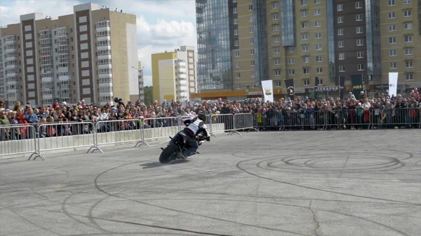 Yekaterinburg,ロシア8月, 2019:プロのオートバイレーサーの危険なパフォーマンス.行動だプロのオートバイ奏者によるパフォーマンスのメッセージ化 — ストック写真