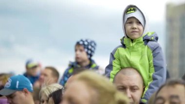 Yekaterinburg, Rusya-Ağustos 2019: Konserde çocukların yakın çekimi. Başla. Çocuklar performanslarını izlemek için ailelerinin boyunlarına otururlar.