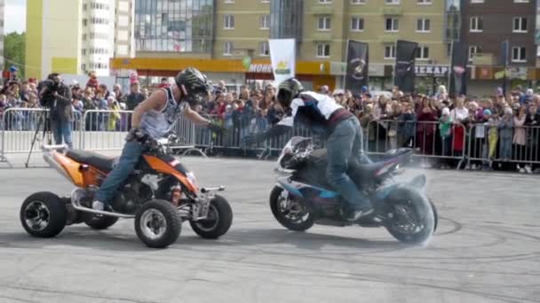 Yekaterinburg,ロシア- 8月, 2019:クワッドバイクのライダーとオートバイはスタントを実行します。行動だバイク輸送のプロライダーは、元祭りのための都市に位置サイト上でトリックを実行します — ストック動画