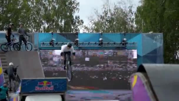 叶卡捷琳堡（英语：Yekaterinburg, Russia-August, 2019）：自行车手在跳板上表演特技。行动。职业自行车手在城市自由泳表演中表演技巧和跳跃动作 — 图库视频影像
