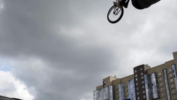 Yekaterinburg, Rusya-Ağustos 2019: Bisikletçi sıçrama tahtasında numaralar yapıyor. Başla. Profesyonel bisikletçi şehirde serbest stil gösterisinde numaralar yapıyor ve atlıyor. — Stok video