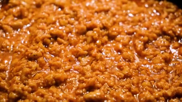 El primer plano de la salsa boloñesa en la sartén, foodporn. Concepto. Vista superior de la deliciosa carne picada que se prepara en la sartén caliente . — Vídeos de Stock