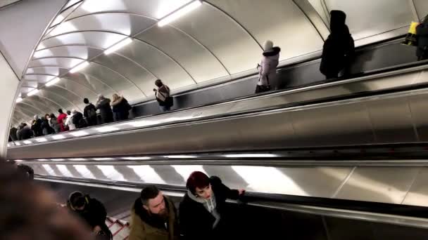 Bovenaanzicht van passagiers in het metrostation, openbaar vervoer concept. Voorraadbeelden. Mannen en vrouwen die op de roltrap staan en van de ene kant naar de ondergrond en van de andere kant naar de uitgang leiden. — Stockvideo