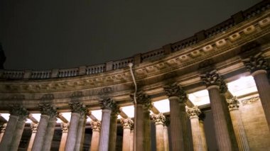 Saint-Petersburg, Rusya 'daki Kazan Katedrali' nin gece sahnesi. Kavram. Kara gökyüzü arka planında inanılmaz tarihi bina, mimari konsepti.