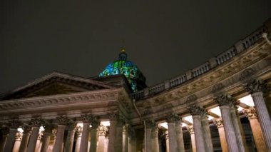 Saint-Petersburg, Rusya 'daki Kazan Katedrali' nin gece sahnesi. Kavram. Kara gökyüzü arka planında inanılmaz tarihi bina, mimari konsepti.