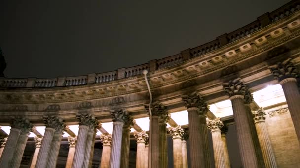 Scena nocna kazańskiej katedry w Sankt Petersburgu, Rosja. Koncepcja. Niesamowity zabytkowy budynek na tle czarnego nieba, koncepcja architektury. — Wideo stockowe