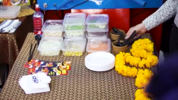 Vue de dessus des assiettes profondes avec différentes épices debout sur la table prête pour la préparation de la nourriture de rue. L'art. De nombreux ingrédients sur le marché de rue . — Video