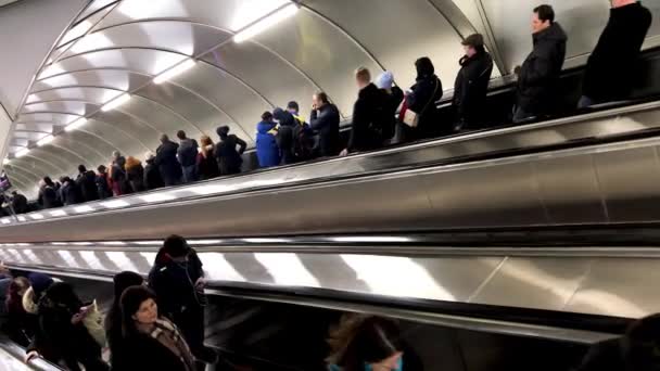 Alemanha - Berlim 19 de janeiro de 2020: Vista superior das pessoas que usam escada rolante para entrar na estação de metrô ou sair dela. Imagens de stock. Conceito de transporte público subterrâneo, pessoas ocupadas durante o horário de ponta — Vídeo de Stock