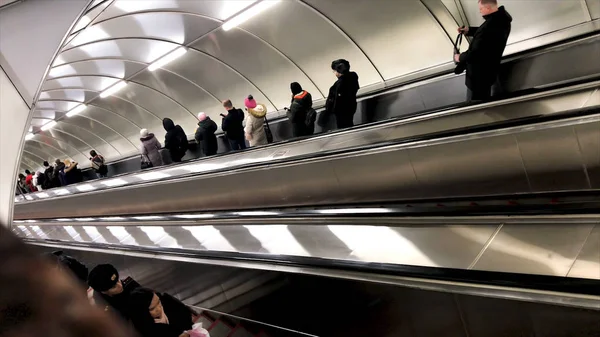 地下鉄駅、公共交通機関のコンセプトで乗客のトップビュー。ストック映像だエスカレーターの上に男性と女性が立っていると、一方の側からもう一方の側から地下へと出口へと続く — ストック写真