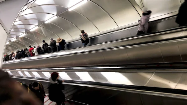 地下鉄駅、公共交通機関のコンセプトで乗客のトップビュー。ストック映像だエスカレーターの上に男性と女性が立っていると、一方の側からもう一方の側から地下へと出口へと続く. — ストック写真