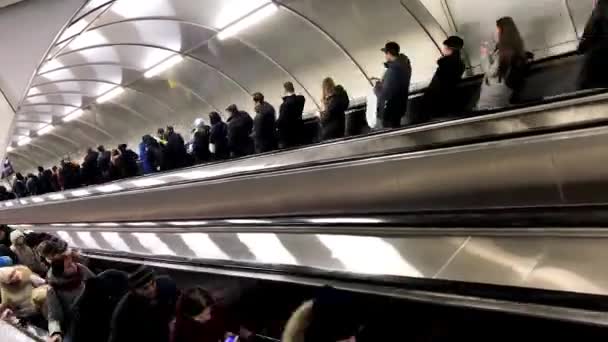 Ovanifrån av människor som använder rulltrappan för att komma in på tunnelbanestationen eller för att komma ur det. Lagerbilder. Underjordisk kollektivtrafik koncept, upptagen människor under rusningstid, tidsförskjutning effekt. — Stockvideo