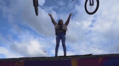 Yekaterinburg, Rusya-Ağustos 2019: bisiklet ve gönüllü numaraları. Başla. Profesyonel bisikletçilerle serbest stil gösterisi hayranlarla numaralar yapıyor.