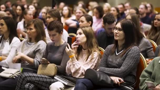 Londres - Inglaterra, 02.08.2020: Mulheres feministas participam de seminários em uma sala de conferências. Arte. As mulheres ouvem o orador e aplaudem, conceito de igualdade de direitos . — Vídeo de Stock