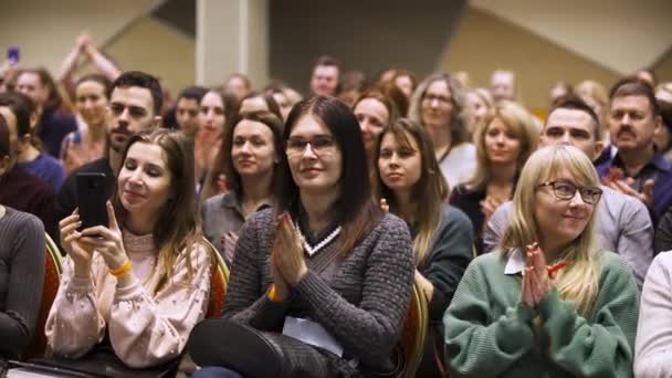 Londres - Inglaterra, 02.08.2020: Mujeres feministas asisten a un seminario en una sala de conferencias. Art. Las mujeres escuchan al orador y aplauden, concepto de igualdad de derechos . — Vídeo de stock