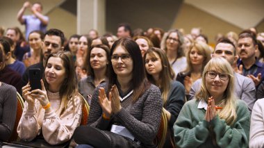 Londra - İngiltere, 02.08.2020: Feminist kadınlar konferans salonunda oturarak seminere katıldılar. - Sanat. Kadınlar hoparlörü ve alkışları dinler, eşit haklar kavramı.