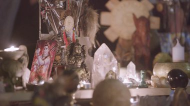 Feng Shui sunağının yakınındaki oturma odasında masanın üstünde. - Sanat. Zenginlik ve refah kavramı, kristal kümeler, altın Buddah figürü ve mumlar..