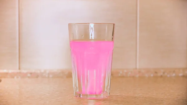 Крупним планом ігристі гарячі бульбашки в склянці холодної мультивітамінової води, розчиненої з еферентних таблеток. Поняття. Домашній фруктовий ароматизований газований напій — стокове фото