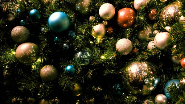 Süslü Noel ağacı dallarına ve parlak çelenk ampullerine yakın durun. Kavram. Kış tatilleri, yeni yıl oyuncakları, yeşil ladin üzerinde renkli toplar.. — Stok fotoğraf
