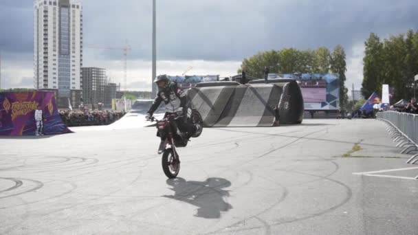 Yekaterinburg, Rusland-augustus 2019: Professionele motorrijder doet trucs op de motorfiets. Actie. Rider toont prachtige spannende stunts op freestyle show — Stockvideo