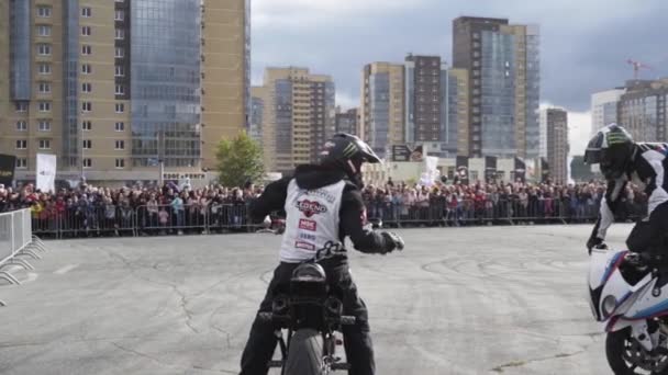 Ekaterinbourg, Russie-Août, 2019 : Deux motocyclistes au salon freestyle. L'action. Paire de performances des motocyclistes au salon freestyle sur fond de foule — Video