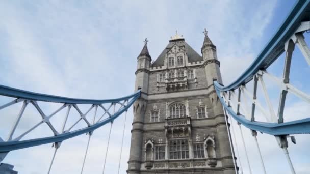 Londra, Gran Bretagna-settembre 2019: Vista in basso della torre del Tower Bridge sullo sfondo del cielo blu. Azione. Torre architettonica del vecchio ponte in Europa — Video Stock