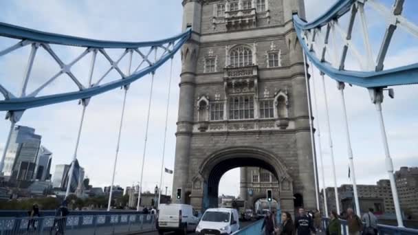 Londra, Gran Bretagna-settembre 2019: Vista in basso della torre del Tower Bridge sullo sfondo del cielo blu. Azione. Torre architettonica del vecchio ponte in Europa — Video Stock